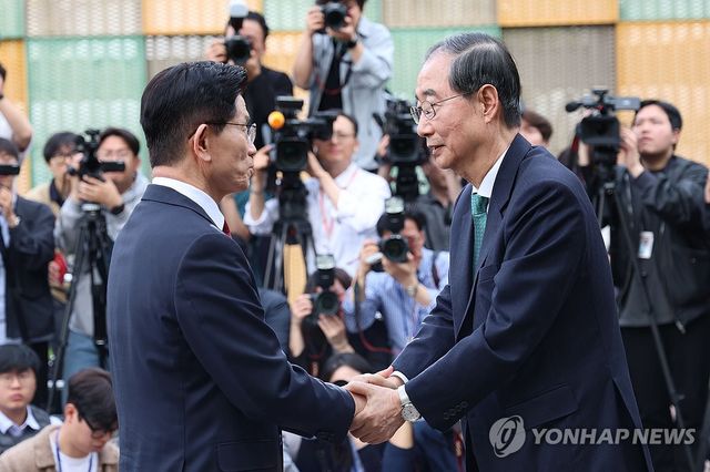 회동 마치고 인사하는 김문수-한덕수