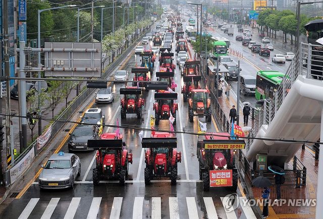 광화문 향하는 트랙터 상경 시위대