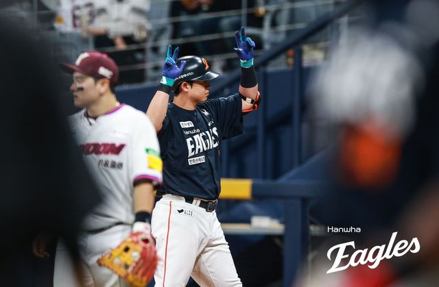 10일 키움 전에서 안타를 치고 기뻐하는 한화 노시환(오른쪽)