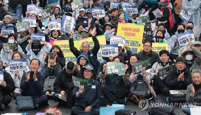 거리로 나와 구호 외치는 농민들