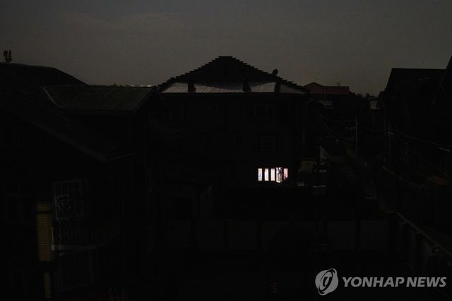 정전으로 어둠에 잠긴 카슈미르