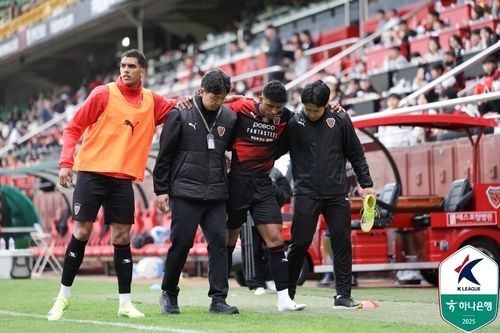 부축받으며 그라운드 빠져나오는 오베르단