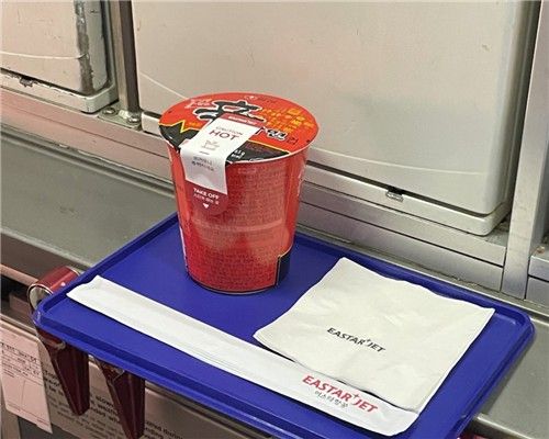 이스타항공이 난기류에 대비해 컵라면에 화상 방지 스티커 부착한 모습