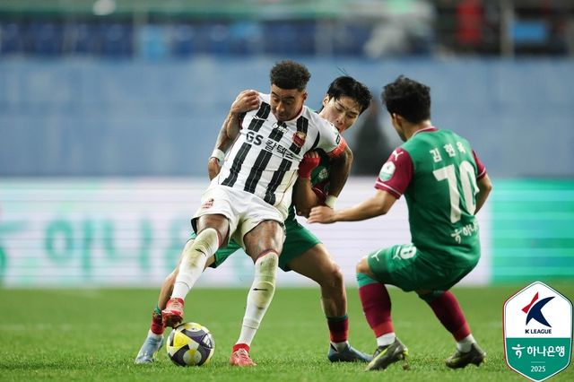 서울 린가드와 대전 선수들의 경합