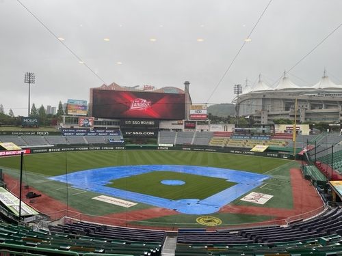 비에 젖은 인천 SSG랜더스필드