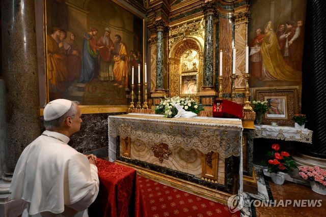 기도하는 레오 14세 교황