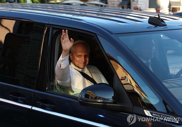 손 흔드는 레오 14세 교황