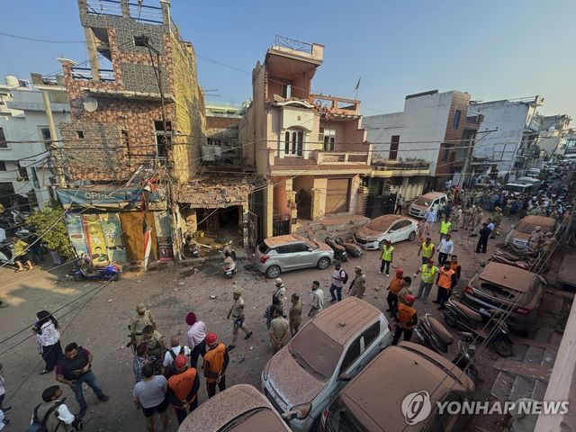 파키스탄의 드론 공격으로 파손된 인도 잠무 지역의 주택들