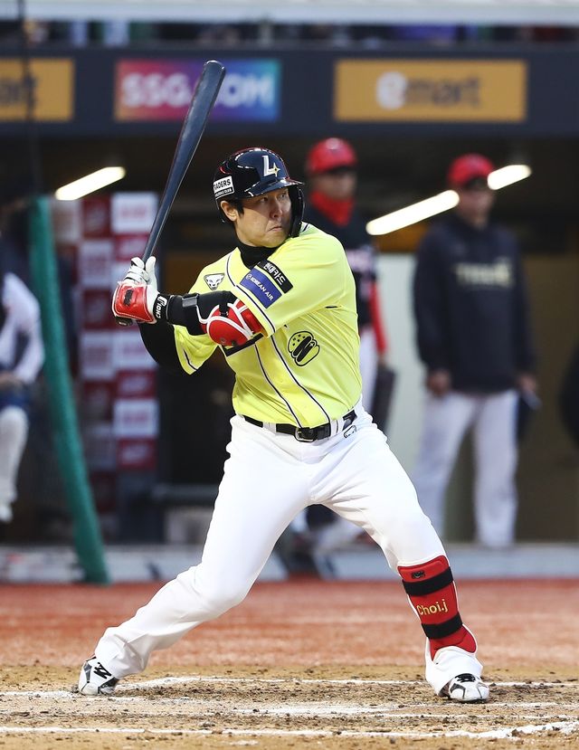 10일 KIA 전에서 홈런을 치는 SSG 최정