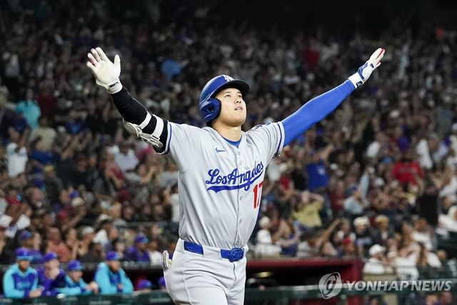 역전 3점포를 날리고 기뻐하는 오타니