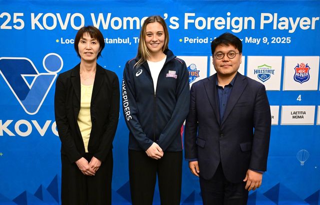 흥국생명의 요시하라 감독(왼쪽), 이영하 단장(오른쪽)과 함께 선 라셈(중앙)