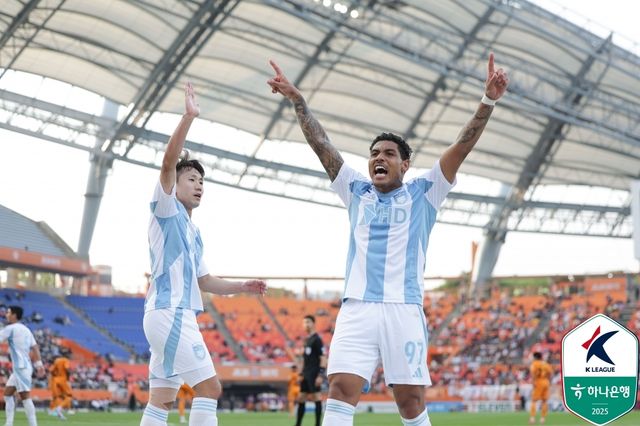 제주전에서 결승 골을 터트린 뒤 환호하는 울산 에릭(오른쪽).