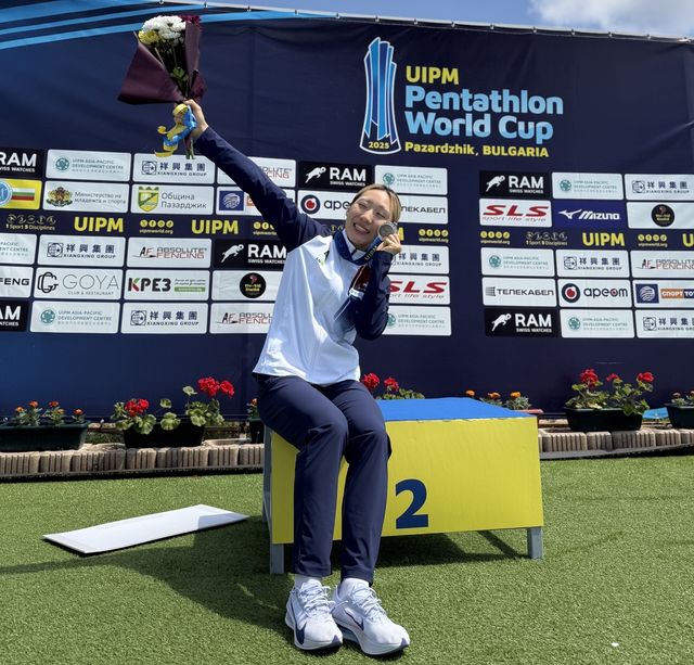 은메달 시상대에서 자축하는 성승민