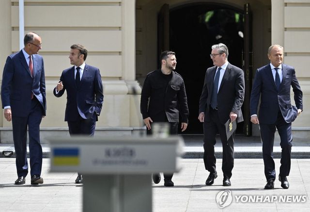 기자회견하는 볼로디미르 젤렌스키 우크라이나 대통령과 유럽 4개국 정상