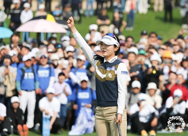 챔피언 퍼트를 넣고 주먹을 불끈 쥔 이예원.