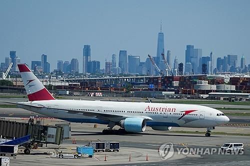 뉴어크 공항에 대기 중인 여객기