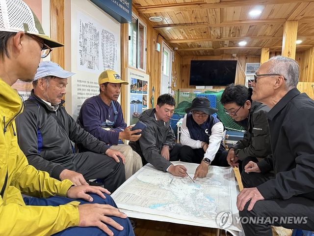 일본 현지 관계자들과 회의하는 국립해양유산연구소