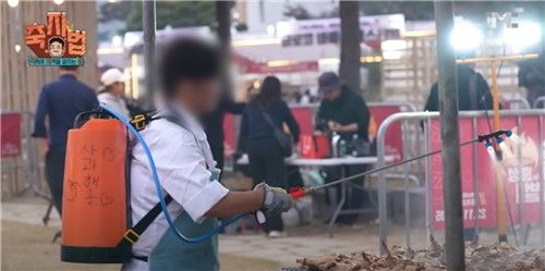 지역 축제에서 농약 분무기에 사과주스를 담아 살포하는 더본코리아 직원