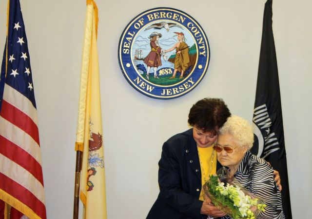 위안부 피해 이옥선 할머니, 미국 버겐카운티 기림비 방문