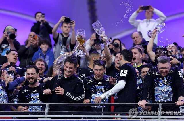 독일 프로축구 1부 승격을 자축하는 함부르크 선수단.