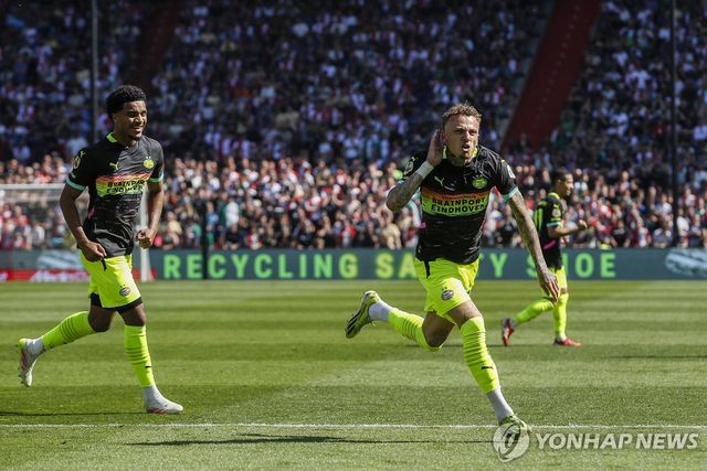 에인트호번 노아 랑(오른쪽)의 골 세리머니 모습.