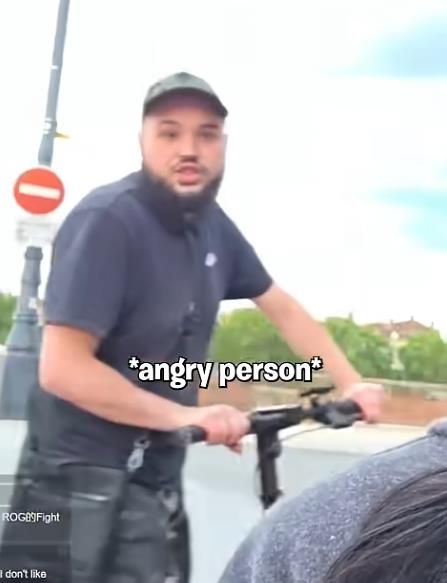 진니티를 공격한 행인