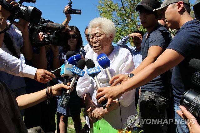 군위안부 피해 할머니 2명 '글렌데일 소녀상' 방문