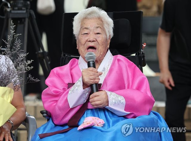 인사말 하는 이옥선 할머니