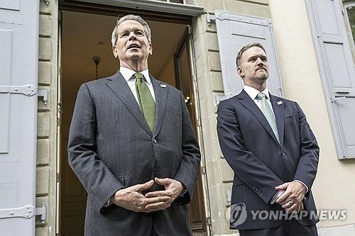스콧 베선트 미국 재무장관(왼쪽)과 제이미슨 그리어 미무역대표부(USTR) 대표