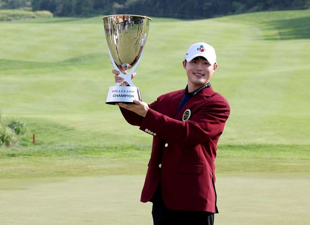 KPGA 클래식 우승 트로피 든 배용준