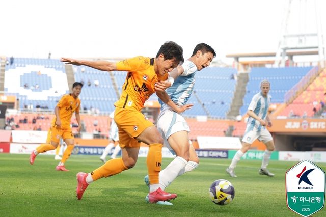 제주와 울산의 경기 모습.