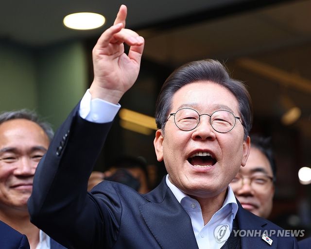 진주 시민들에게 연설하는 이재명 후보