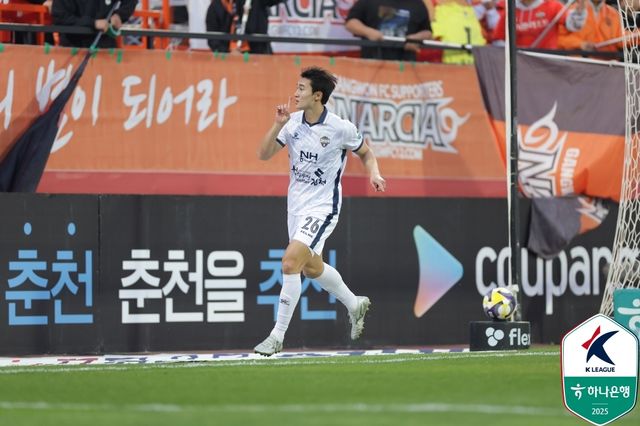 골 세리머니 하는 김천 조현택.