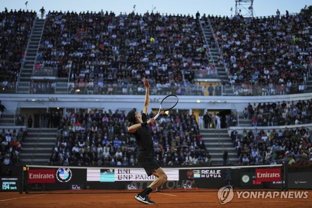 홈 팬들 앞에서 서브 넣는 신네르