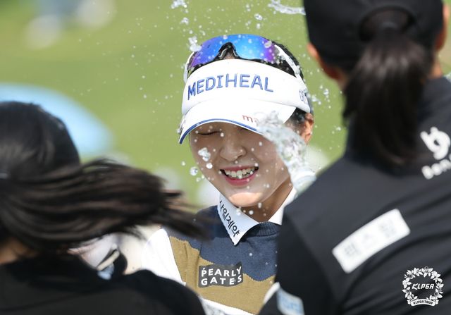 우승 축하 물세례를 받는 이예원.