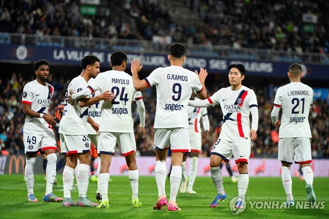 동료 선제 득점 뒤 하이파이브 나누는 이강인