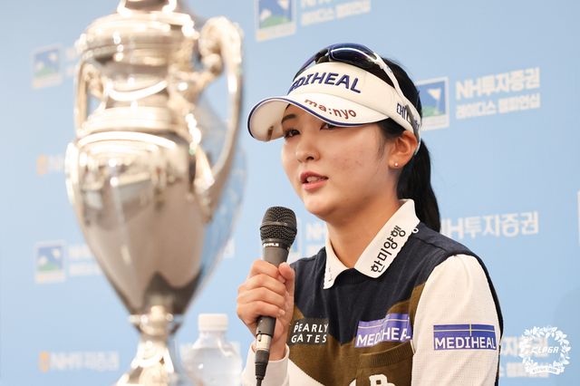 우승 트로피 옆에서 기자회견 하는 이예원.