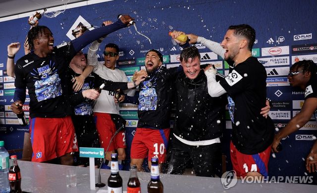 메를린 폴친 감독(오른쪽에서 세 번째)과 우승 세리머니 하는 함부르크 선수들.