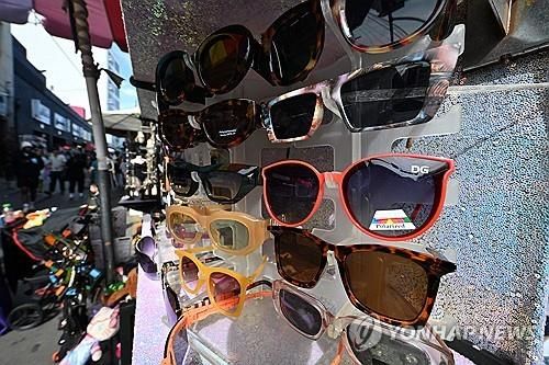 로스앤젤레스 패션디스트릭트에 진열된 중국산 선글래스