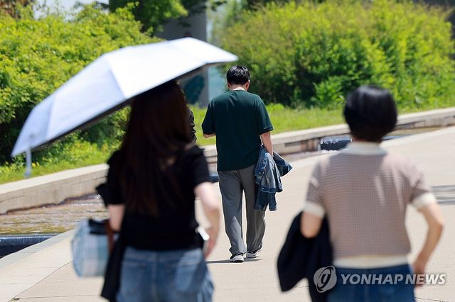 한낮 초여름 날씨, 겉옷은 손에