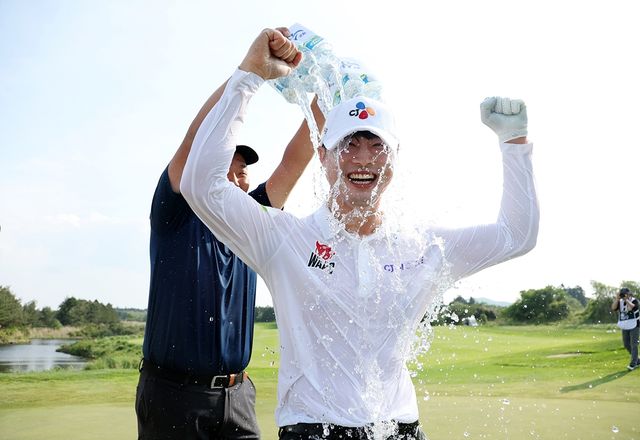 축하 물 세례받는 배용준