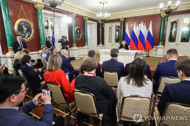 기자회견하는 푸틴 대통령