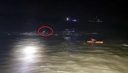 갯바위에 고립된 남성 구조 모습