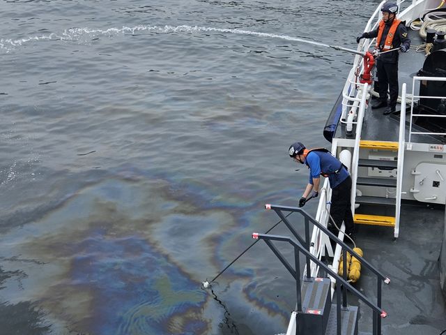 방제 작업 중인 해경