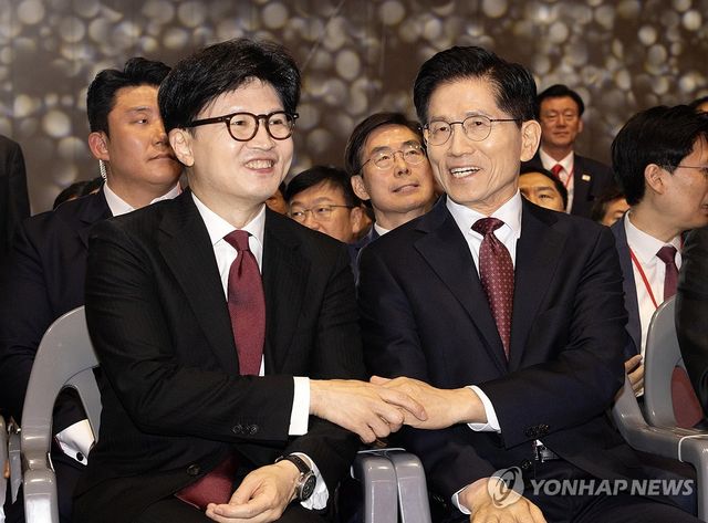 전당대회 참석한 한동훈 전 대표와 김문수 후보