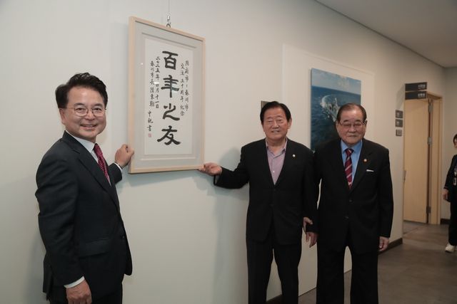 백년지우 작품 앞에서 육동한 춘천시장(왼쪽) 기념촬영