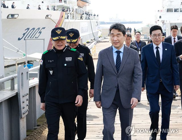 이주호 대행, 서해 불법조업 단속 현장 점검
