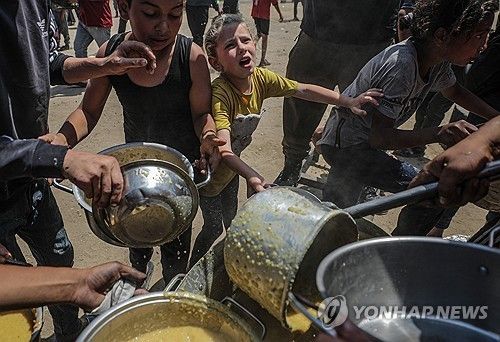 음식 받으려는 가자지구 어린이