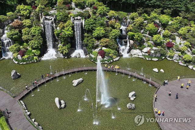 초여름 날씨, 노적봉폭포공원 찾은 시민들