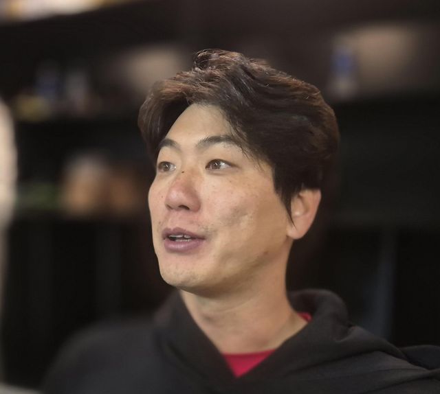 인터뷰하는 김광현